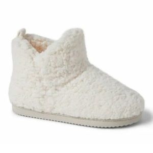 NWT- Cozy Mountain White Memory Foam Slippers